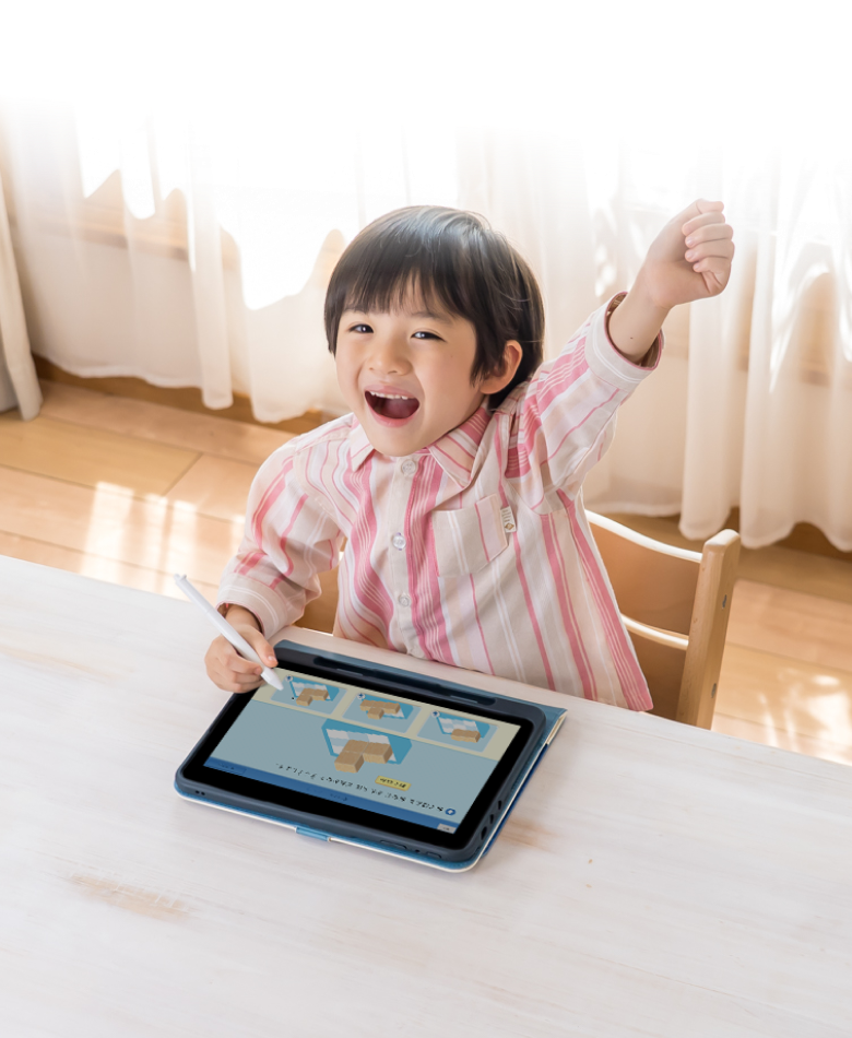 タブレットで学習する男の子