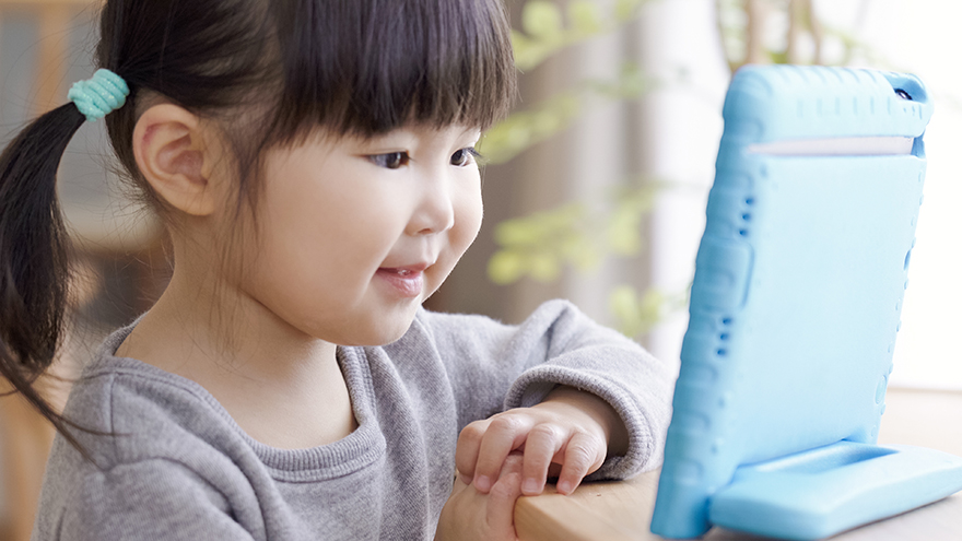 【安全性と効果を解説】幼児のタブレット学習、適切な導入年齢と効果的な活用法