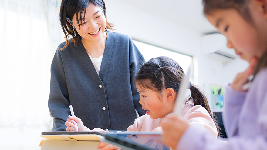 小学生の家庭学習はどうすればいい？習慣化するコツや保護者のサポート方法を紹介