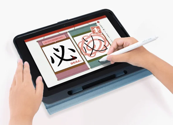 タブレットで文字を書く様子